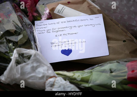 Omaggi alla memoria di Charlton ventola PC Keith Palmer, che fu una delle vittime del terrore di Westminster attacco, prima che il Cielo lega Bet One corrispondono a valle, Londra. Foto Stock