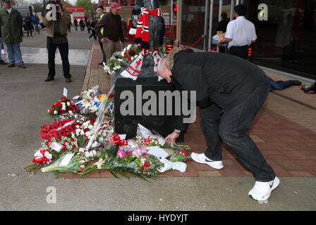 Omaggi alla memoria di Charlton ventola PC Keith Palmer, che fu una delle vittime del terrore di Westminster attacco, prima che il Cielo lega Bet One corrispondono a valle, Londra. Foto Stock