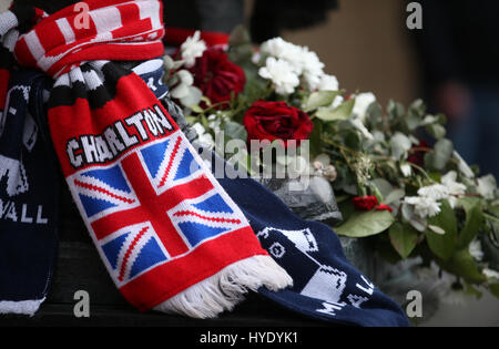 Omaggi alla memoria di Charlton ventola PC Keith Palmer, che fu una delle vittime del terrore di Westminster attacco, prima che il Cielo lega Bet One corrispondono a valle, Londra. Foto Stock