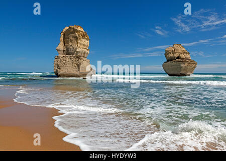 Pile di calcare off shore vicino il Gibsons passi, dodici apostoli, Great Ocean Road, Victoria, Australia Foto Stock