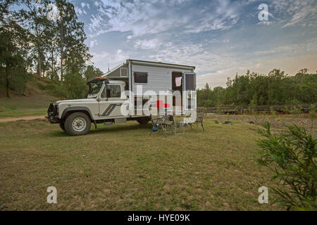 Fatta in Casa Land Rover camper / Mobile home in area camping accanto al fiume Clarence a Coombadja NSW Australia Foto Stock