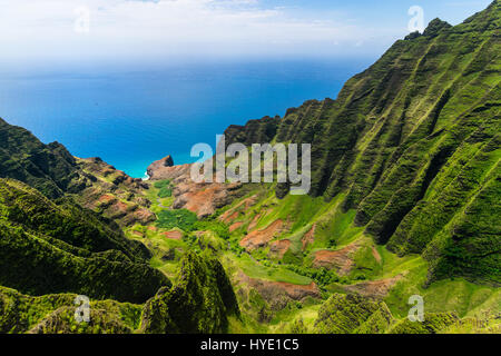 Antenna vista del paesaggio di scogliere e verde valle, Kauai, Hawaii, STATI UNITI D'AMERICA Foto Stock