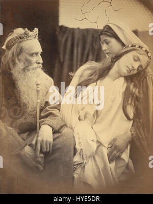 Julia Margaret Cameron è stata una fotografa britannica nata in India, nota per la sua intima ed emotiva fotografia di ritratti. Il suo lavoro spesso presentava soggetti della letteratura e della mitologia, con particolare attenzione allo spirito umano. "La regina Esther prima del re Assuero" esemplifica il suo stile, combinando luci spettacolari e messa a fuoco morbida per creare un senso di profonda emozione e narrazione. Foto Stock