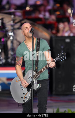 26 maggio 2012-- Daughtry suona presso il rehersals per la Capitol nazionale Concerto per il giorno della memoria per i motivi del Campidoglio degli Stati Uniti: MPI34 / Mediapunchinc Foto Stock