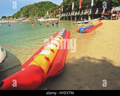 Svuotare bananiere distesi sulla sabbia in una spiaggia in centinaia di isole, Alaminos Pangasinan, Filippine Foto Stock