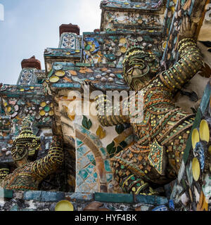 BANGKOK, Thailandia - CIRCA NEL SETTEMBRE 2014: vista dettagliata di Wat Arun, un famoso tempio buddista di Bangkok Yai distretto di Bangkok, Thailandia, sul Tho Foto Stock