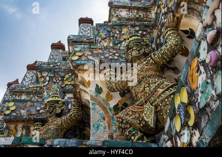 BANGKOK, Thailandia - CIRCA NEL SETTEMBRE 2014: vista dettagliata di Wat Arun, un famoso tempio buddista di Bangkok Yai distretto di Bangkok, Thailandia, sul Tho Foto Stock