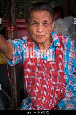 MAE KLONG - TAHILAND - CIRCA NEL SETTEMBRE 2014: Ritratto di donna tailandese, un commerciante di Maeklong mercato ferroviario Foto Stock