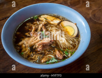 MAE KLONG - TAHILAND - CIRCA NEL SETTEMBRE 2014: Zuppa di noodle al cibo in platea al Maeklong mercato ferroviario Foto Stock