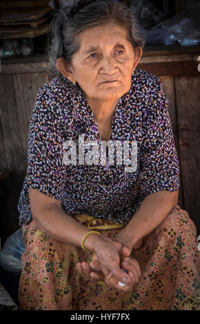 MAE KLONG - TAHILAND - CIRCA NEL SETTEMBRE 2014: Donna posti a sedere nelle strade della Maeklong mercato ferroviario Foto Stock