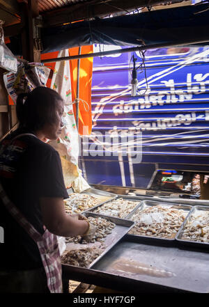 MAE KLONG - TAHILAND - CIRCA NEL SETTEMBRE 2014: Merchant nelle bancarelle dei Maeklong mercato ferroviario Foto Stock