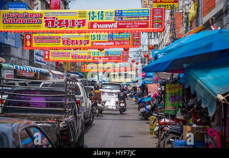 MAE KLONG - TAHILAND - CIRCA NEL SETTEMBRE 2014: Strada tipica in Mae Klong, intorno al Maeklong mercato ferroviario in Thailandia Foto Stock