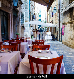 Uno dei molti ristoranti in vicoli stretti nella città murata a Dubrovnik, Croazia. Foto Stock