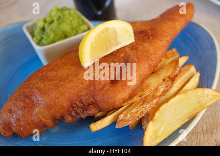 Pesce e patatine il pranzo stiffkey, North Norfolk, Inghilterra Foto Stock