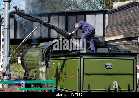 Il riempimento del treno a vapore con acqua, sheringham, North Norfolk, Inghilterra Foto Stock