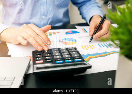 Imprenditore analisi finanziaria grafici e report di Office Foto Stock