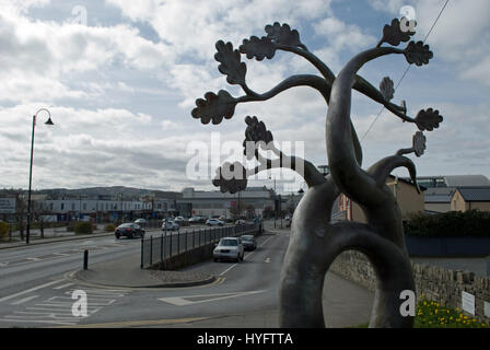 Il 'matrimony tree' che sta sul ponte sul fiume finn tra le città di stranorlar ballybofey e nella contea di Donegal. Foto Stock