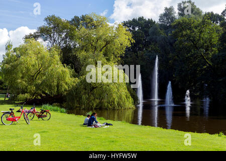 Soleggiata giornata estiva nel Parco di Vondel, con fontane e laghetto, Amsterdam, Paesi Bassi, Europa Foto Stock