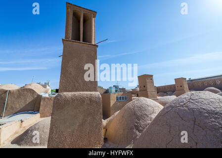 Windtower (Badgir) visto da tetti di bazaar a Yazd, capitale di Yazd Provincia di Iran Foto Stock