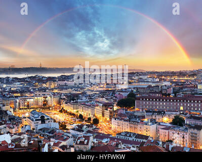 Lisbona con arcobaleno - Lisboa cityscape, Portogallo Foto Stock