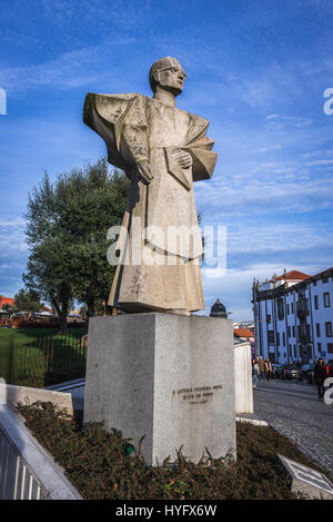 Statua del vescovo portoghese Antonio Ferreira Gomes in Vitoria parrocchia civile della città di Porto sulla Penisola Iberica, la seconda più grande città in Portogallo Foto Stock