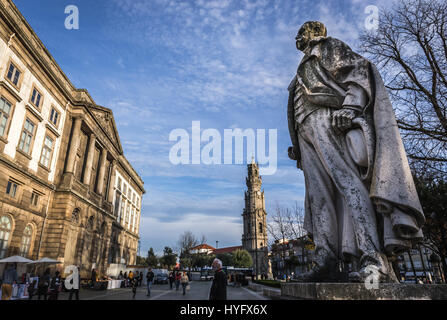 Un monumento di scrittore portoghese Ramalho Ortigao e Università di Porto sede a Vitoria parrocchia civile della città di Porto, Portogallo Foto Stock