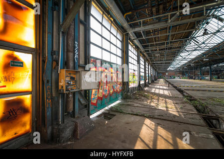 Chiuso edificio industriale con graffiti in Germania Foto Stock