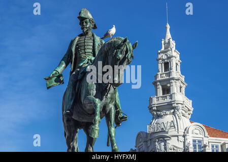 Statua equestre di re Pietro IV il liberatore sulla piazza Liberty a Porto, Portogallo. Costruzione di Banco Bilbao Vizcaya Argentaria sullo sfondo Foto Stock