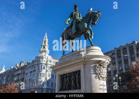 Statua equestre di re Pietro IV il liberatore sulla piazza Liberty a Porto, Portogallo. Costruzione di Banco Bilbao Vizcaya Argentaria sullo sfondo Foto Stock