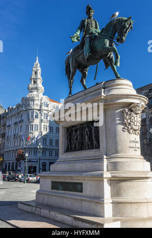 Statua equestre di re Pietro IV il liberatore sulla piazza Liberty a Porto, Portogallo. Costruzione di Banco Bilbao Vizcaya Argentaria sullo sfondo Foto Stock