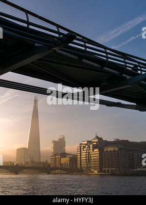 Alba sul Shard Building e il fiume Tamigi e Londra. Foto Stock