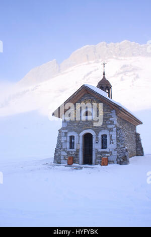 Francia, Alta Savoia (74), Col des Aravis à 1486 m sous la neige, la chapelle Saint-Anne // Francia, Haute Savoie, passaggio di Aravis a 1486 m al di sotto del s Foto Stock