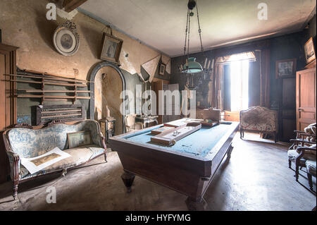 HAUNTING immagini rivelano la straordinaria di tassidermia e raccolta di pistola lasciati marcire nelle rovine di un abbandonati castello francese che potrebbe essere stato abbandonato negli ultimi sei decenni. Eye-opening fotografie visualizzare l'animale spooky ornamenti sparsi in tutto il grande palazzo abbandonato come ben come i fucili e munizioni che avrebbe potuto essere utilizzato su Safari per il danno loro la caccia. Catturato da esploratore urbano Florian Michaud, 30, queste fotografie includono le tartarughe ripiene, coccodrilli, uno squalo, un cobra e mongoose combattendo ogni altro, un anatra, pesce, coniglio, antilopi, peacock e un cervo alla testa. Dall'ag Foto Stock