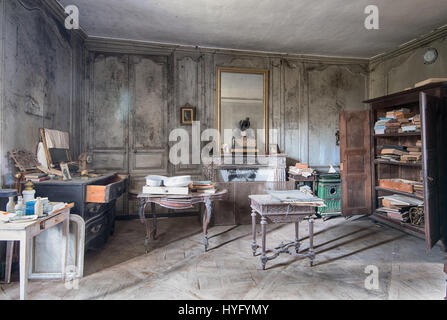 HAUNTING immagini rivelano la straordinaria di tassidermia e raccolta di pistola lasciati marcire nelle rovine di un abbandonati castello francese che potrebbe essere stato abbandonato negli ultimi sei decenni. Eye-opening fotografie visualizzare l'animale spooky ornamenti sparsi in tutto il grande palazzo abbandonato come ben come i fucili e munizioni che avrebbe potuto essere utilizzato su Safari per il danno loro la caccia. Catturato da esploratore urbano Florian Michaud, 30, queste fotografie includono le tartarughe ripiene, coccodrilli, uno squalo, un cobra e mongoose combattendo ogni altro, un anatra, pesce, coniglio, antilopi, peacock e un cervo alla testa. Dall'ag Foto Stock