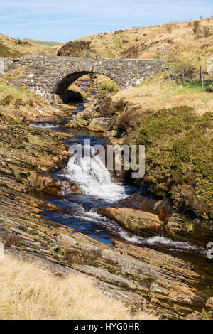 Vecchio Pont guadagno y ponte sul guadagno Afon fiume a sud del Parco Nazionale di Snowdonia. Bronaber, Trawsfynydd, Gwynedd, Wales, Regno Unito, Gran Bretagna Foto Stock