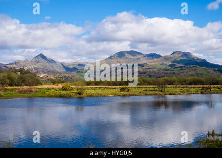 Cnicht, Moelwyn Mawr e Moelwyn Bach montagne del Parco Nazionale di Snowdonia attraverso Afon Glaslyn fiume. Pont Croesor Porthmadog Gwynedd North Wales UK Foto Stock