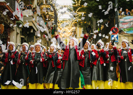 ALCOI, SPAGNA: Uomini vestiti come truppe Musulmane. Il Flamboyant festival che rivive i cristiani conquistando i musulmani in Spagna è stato catturato in questo fine settimana. Da cavalieri corazzati della croce e temibili assassini orientale a swordswomen e esotico-cercando danzatrici del ventre, foto mostrano come il vecchio di secoli ancora festival attira migliaia di entusiasti dei festaioli. I partecipanti vestiti in costumi elaborati nella cittadina spagnola di Alcoi per il "moros y cristianos festival", che ricorda il XV secolo riconquista del paese da parte degli eserciti cristiani dal Regno islamico di Granada. Foto Stock