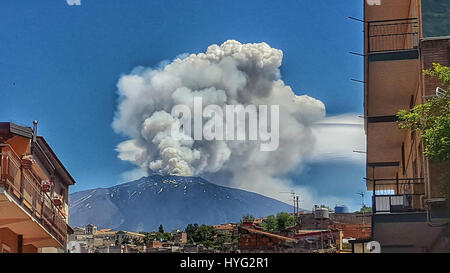 Etna da Bronte. Il cloud computing dell'Etna è stato catturato in eruzione negli scorsi giorni. Scatti spettacolari dal vicino a luoghi come castello Cesaro, Bronte e Adrano mostrano quello che appare come un fungo cloud incorniciato nella splendida cornice della Sicilia. L'Etna è il più grande d'Europa e il vulcano più attivo. Le fotografie sono state prese dal locale Fernando Famiani. Foto Stock