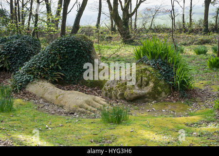 Fango statua cameriera al Lost Gardens of Heligan, Cornwall, Regno Unito Foto Stock