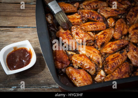 Preparare la salsa barbecue ala di pollo sul pot Foto Stock