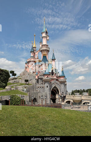 Le Château de la Belle au Bois inattivo (Sleeping Beauty Castle) in Disneyland Parigi, Marne-la-Vallée, nei pressi di Parigi, Francia. Foto Stock