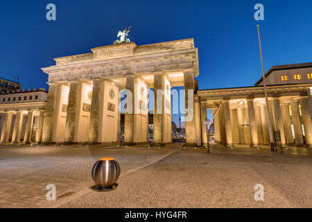 La famosa Porta di Brandeburgo a Berlino di notte Foto Stock