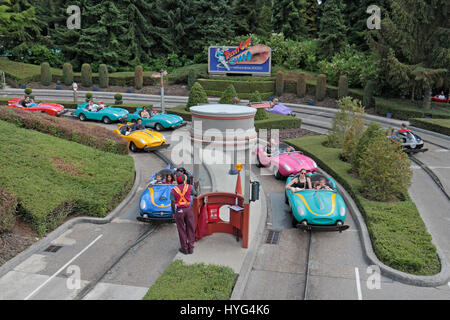 Il Autopia ride in Disneyland Parigi, Francia. Foto Stock