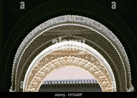 Alhambra. Ingresso ad arco stucco alla Sala delle due Sorelle. Sala de Dos Hermanas-. Andalusia , Spagna. Patrimonio dell'umanità dell'UNESCO. Telaio completo. Foto Stock