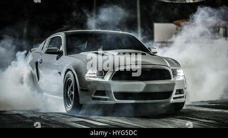 Mustang fa un smoky burnout Foto Stock