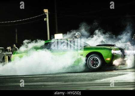 Challenger fa un smoky burnout Foto Stock