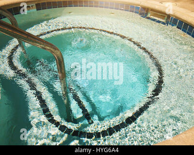 Jacuzzi esterna Piscina con freschi colori blu acqua per massaggio e spa Foto Stock