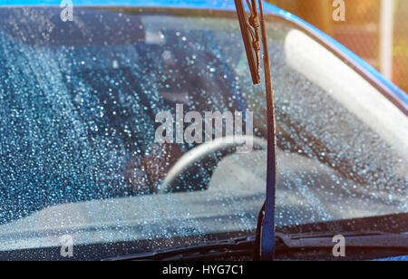 Auto Window Cleaner close-up sul bagnato sfocata sullo sfondo del parabrezza sulla giornata di sole Foto Stock