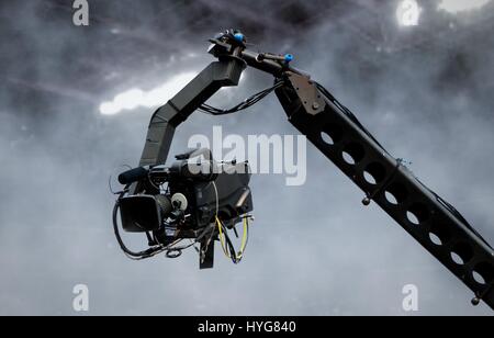 Fotocamera su gru riprese in uno stadio Foto Stock