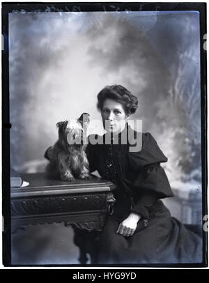 Questa fotografia dell'inizio del XX secolo cattura la signora Blytham con il suo cane, offrendo uno sguardo sulla moda, lo stile di vita e i momenti familiari del tempo. Foto Stock